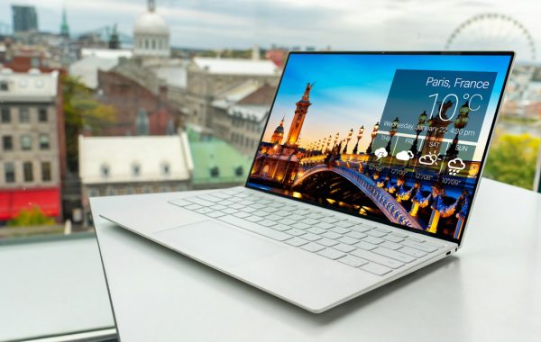 Computer portatile su una scrivania, immagine simbolica per l'app Gemini di Google per Windows