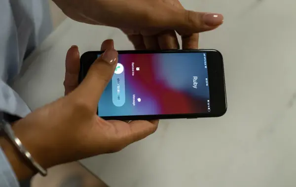 Smartphone che riceve una chiamata, simbolo delle telefonate gestite da Gemini con Call for Me