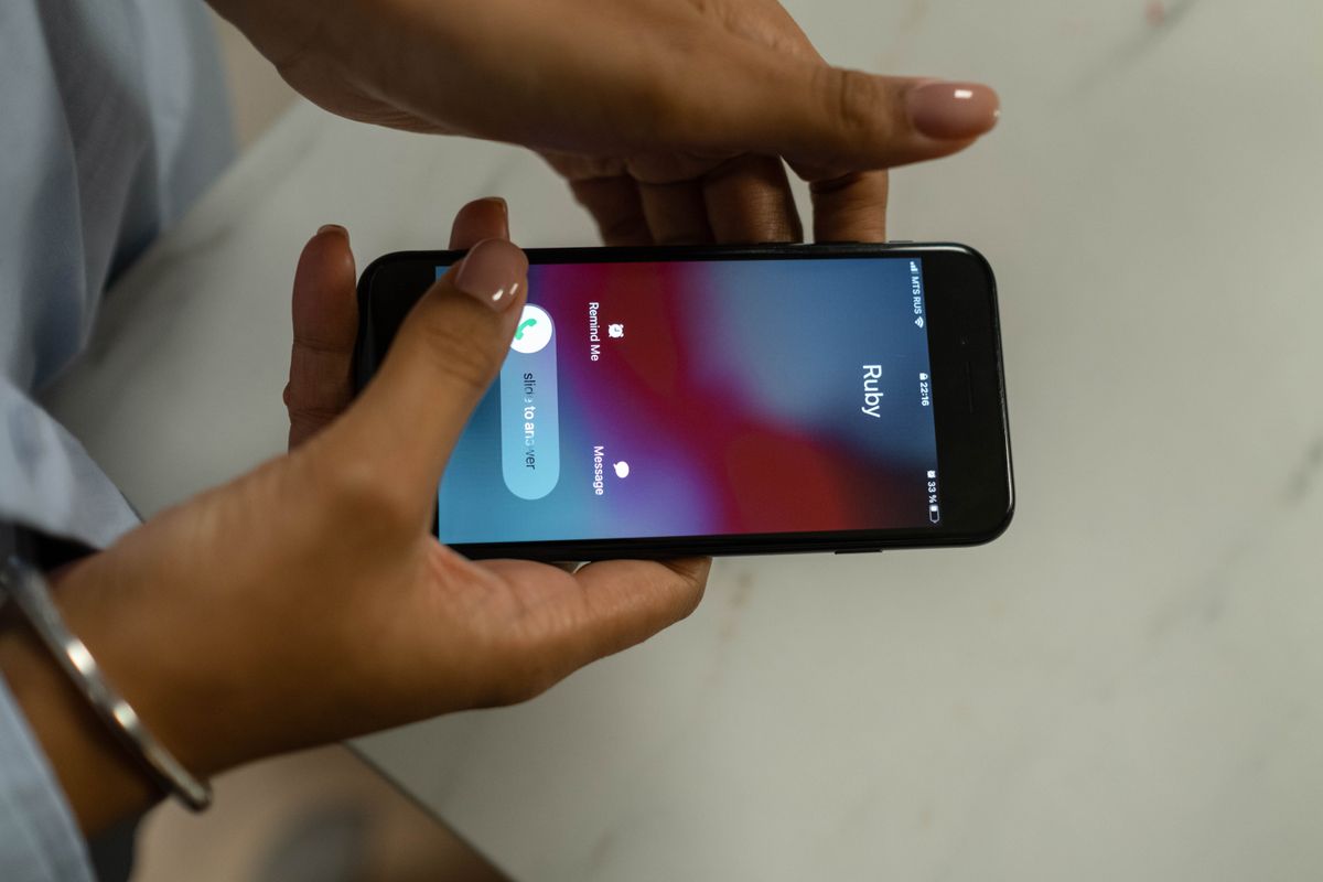 Smartphone che riceve una chiamata, simbolo delle telefonate gestite da Gemini con Call for Me