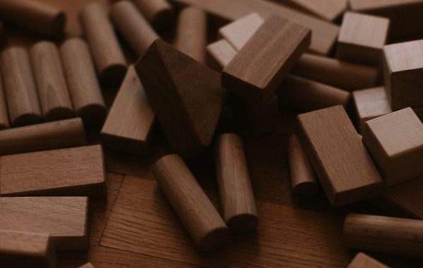 Blocchi colorati impilati come moduli, metafora delle skill riutilizzabili di Gemini