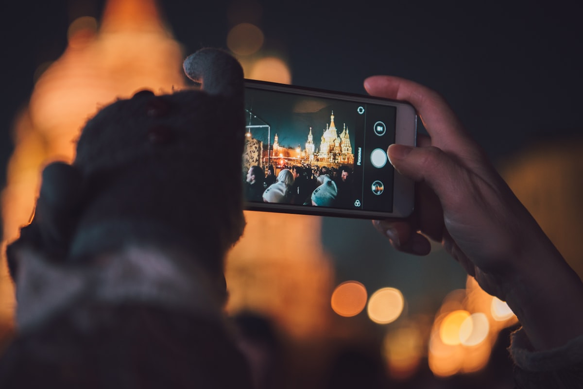 Persona che inquadra un edificio con la fotocamera dello smartphone, a illustrare Gemini Guided Vision su Android