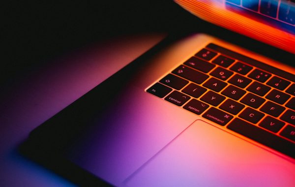 Computer portatile aperto su una scrivania, simbolo del lavoro con le app di Google Workspace e Gemini