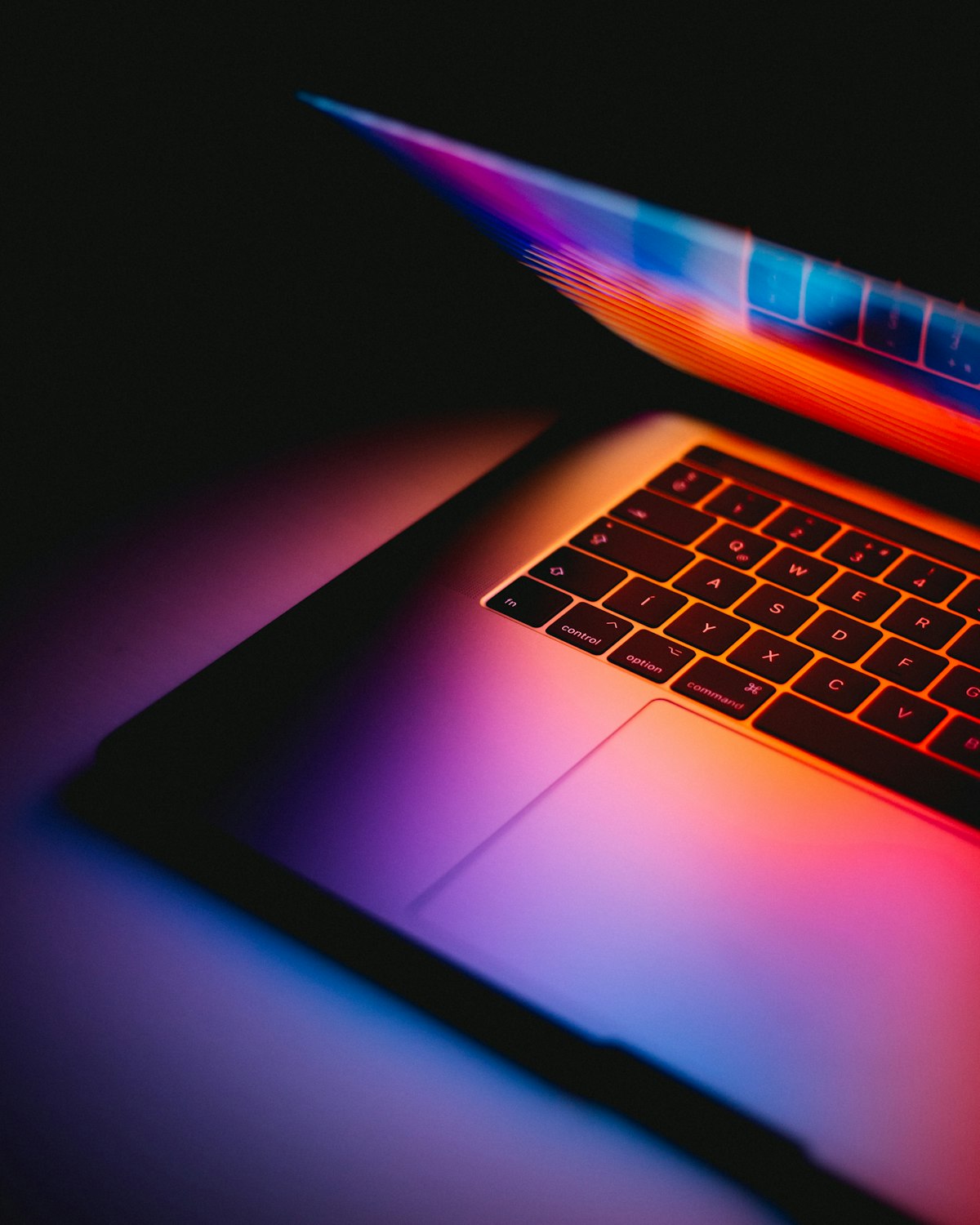 Computer portatile aperto su una scrivania, simbolo del lavoro con le app di Google Workspace e Gemini