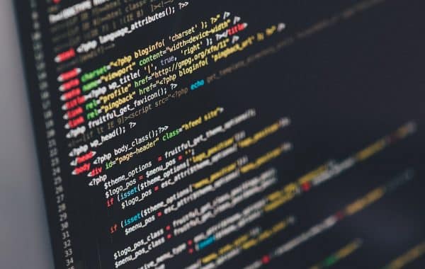 Righe di codice colorato su uno schermo, immagine simbolo della programmazione assistita dall'intelligenza artificiale