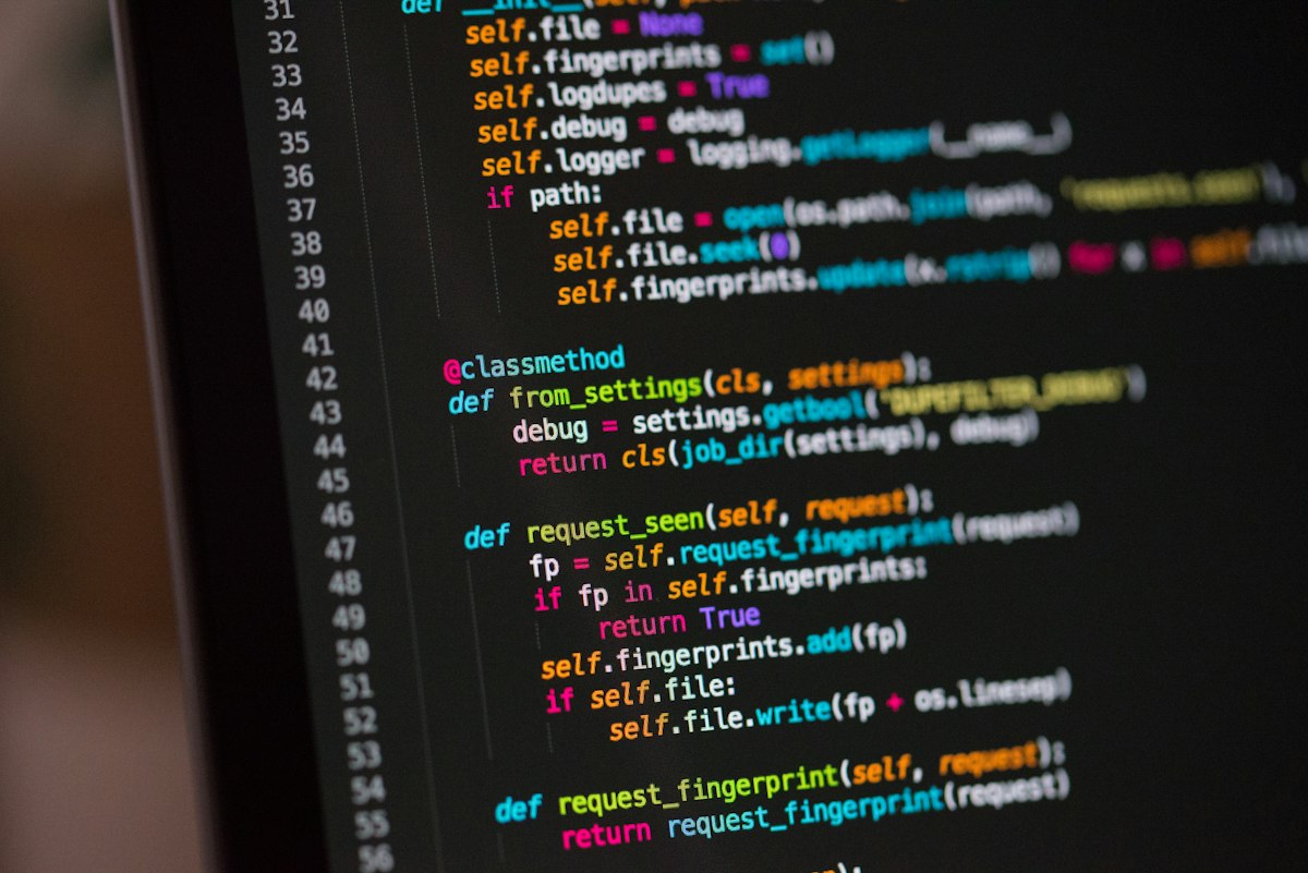 Codice di programmazione su uno schermo, simbolo dei modelli AI per lo sviluppo software