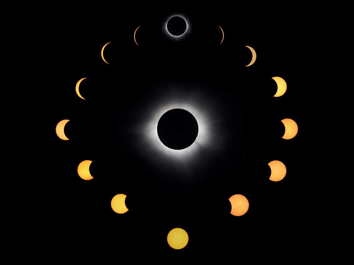 Eclissi di sole con la luna davanti al sole, simbolo dei modelli GPT-6 Sol e Luna