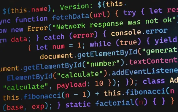 Codice colorato mostrato sullo schermo di un computer, a rappresentare il modello di coding Grok 4.7 di xAI