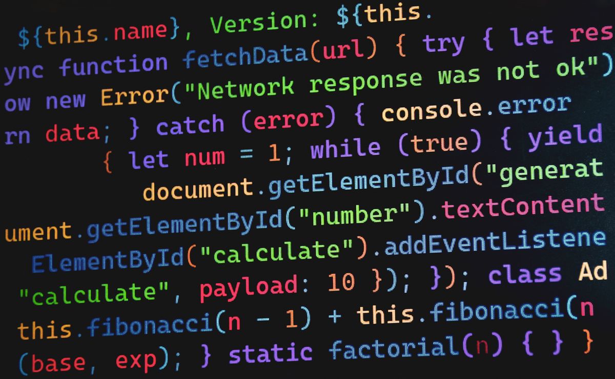 Codice colorato mostrato sullo schermo di un computer, a rappresentare il modello di coding Grok 4.7 di xAI