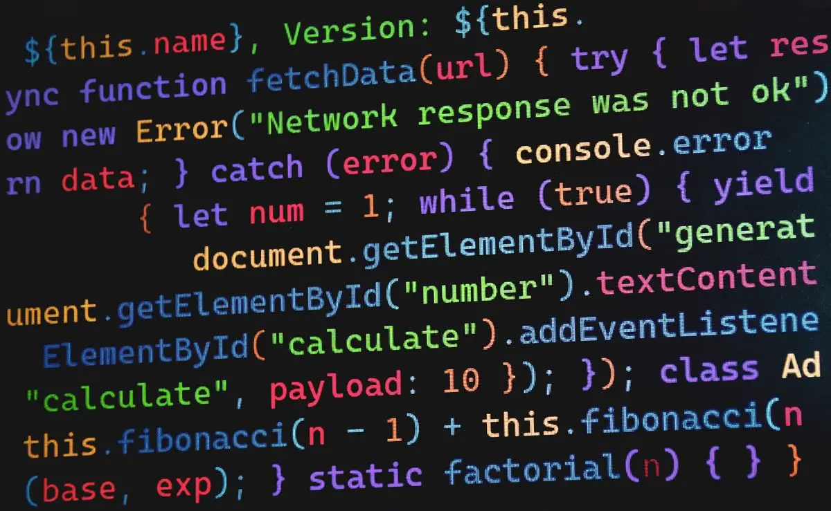 Codice colorato mostrato sullo schermo di un computer, a rappresentare il modello di coding Grok 4.7 di xAI