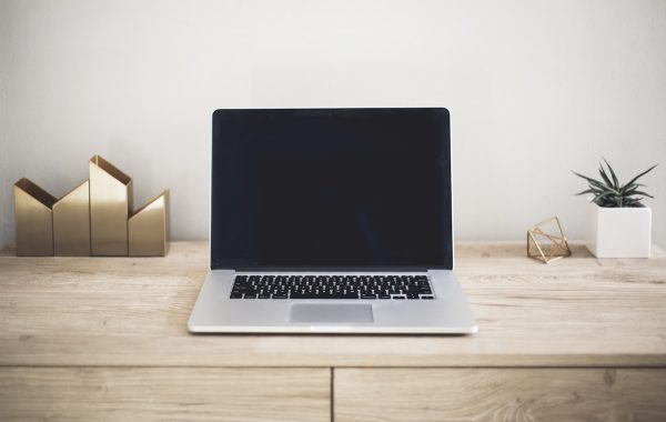 Computer portatile su una scrivania con software di produttivita, immagine simbolo di Grok in Microsoft Copilot