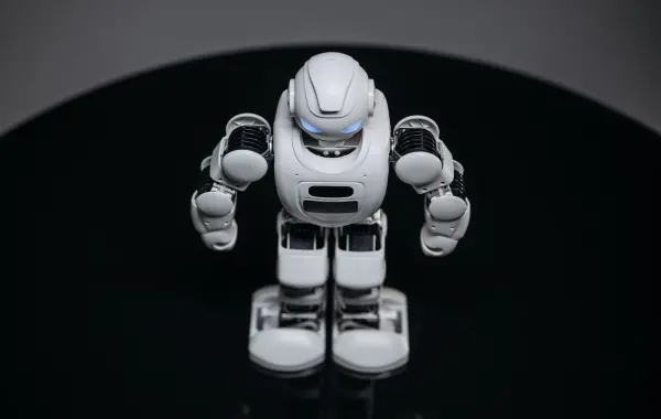 Robot umanoide dal volto bianco, immagine simbolica della robotica guidata da modelli AI