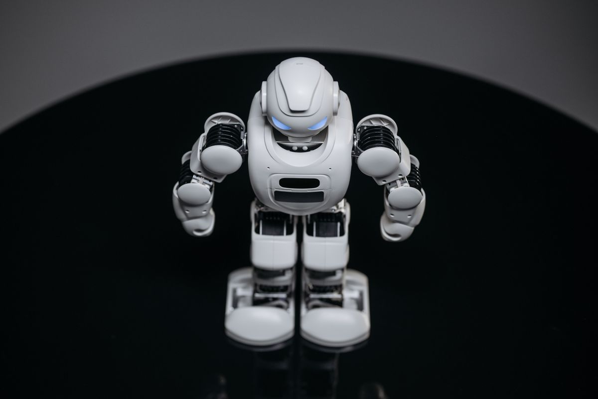 Robot umanoide dal volto bianco, immagine simbolica della robotica guidata da modelli AI
