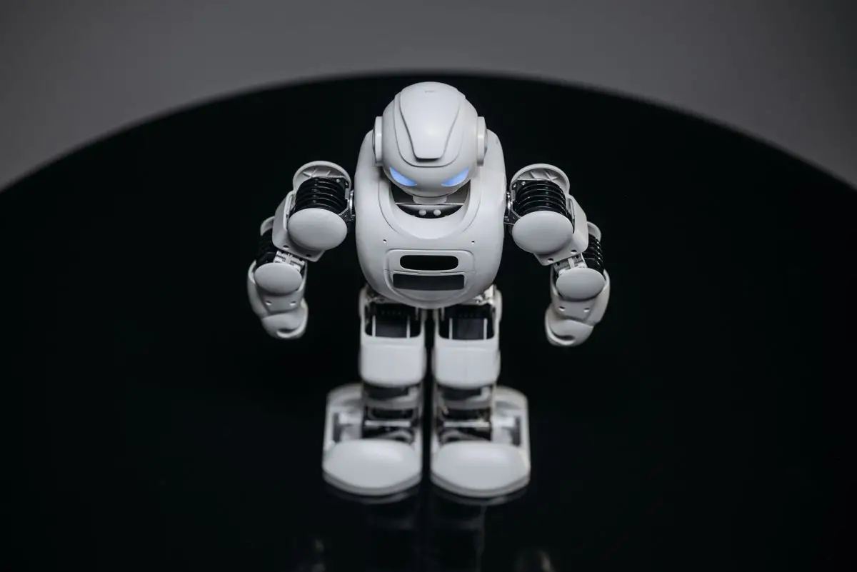 Robot umanoide dal volto bianco, immagine simbolica della robotica guidata da modelli AI