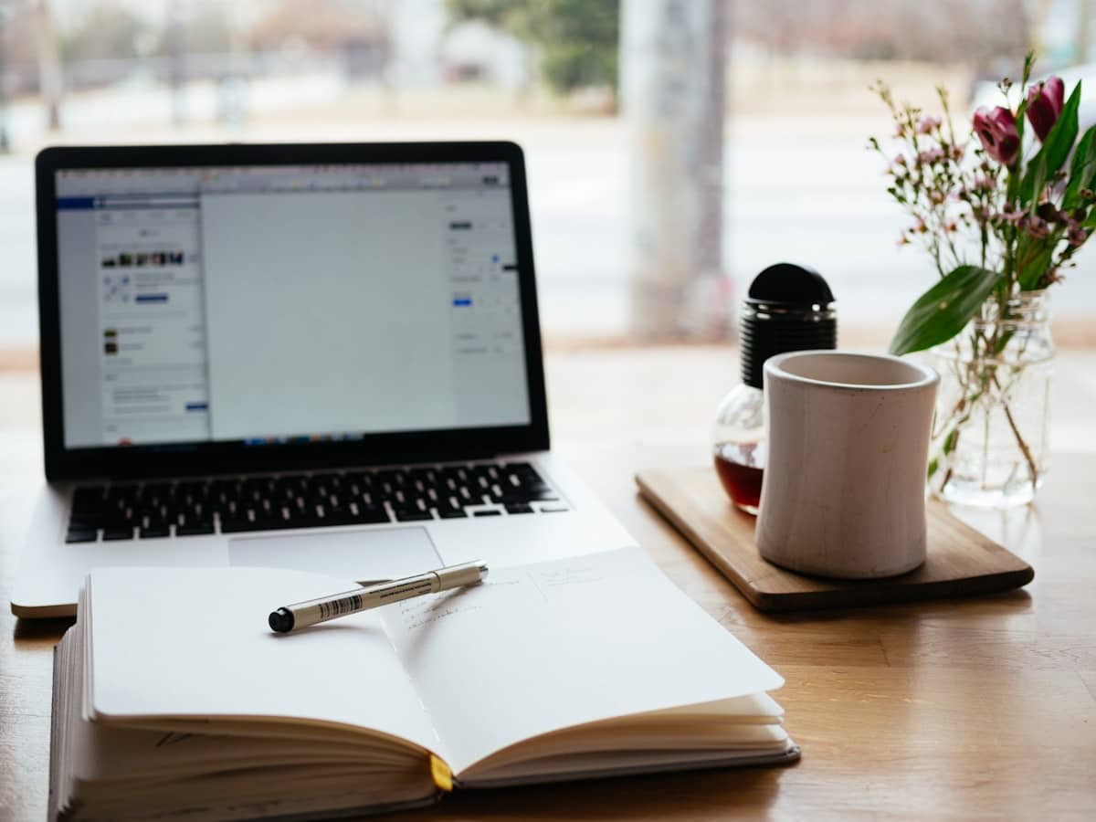 Scrivania con laptop e appunti per studiare e imparare l'intelligenza artificiale da zero
