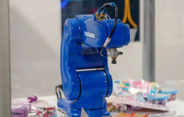 Braccio robotico industriale in una linea di produzione automatizzata