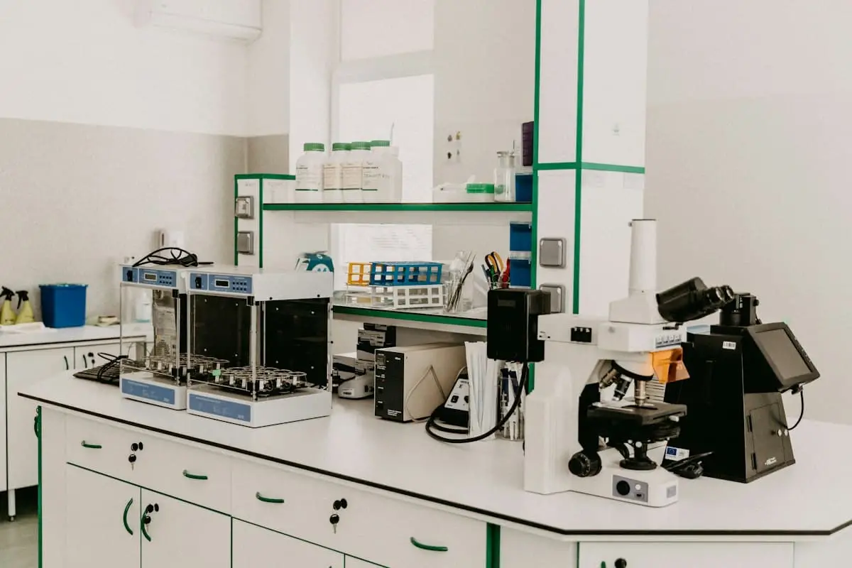 Laboratorio di ricerca farmaceutica con microscopio e apparecchiature analitiche