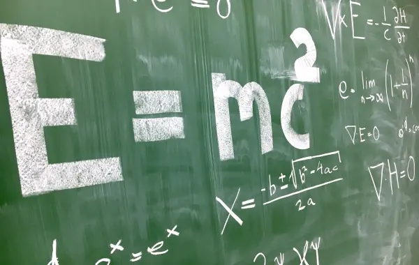 Lavagna verde ricoperta di formule ed equazioni matematiche scritte con il gesso