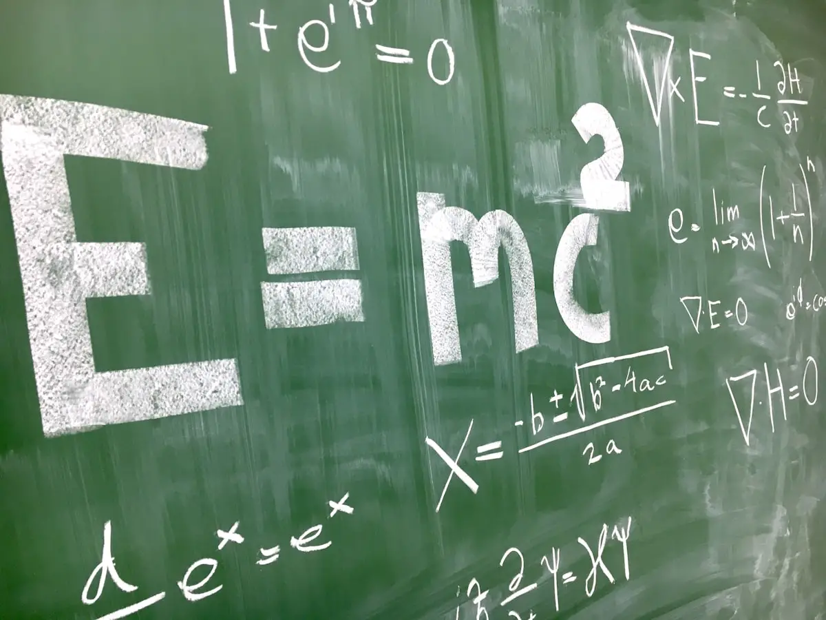 Lavagna verde ricoperta di formule ed equazioni matematiche scritte con il gesso