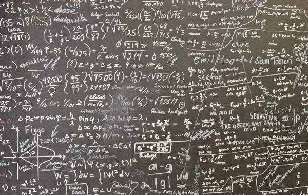 Lavagna coperta di formule matematiche, simbolo del legame tra matematica e sicurezza dell'AI