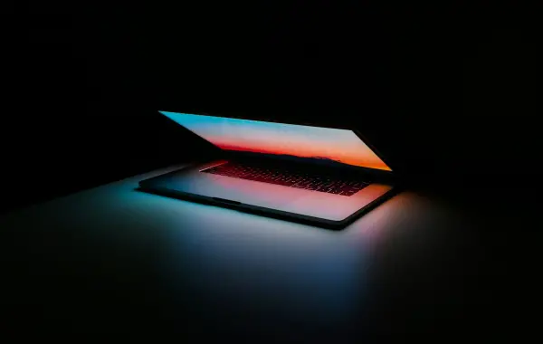 Laptop aperto su una scrivania, simbolo dell'intelligenza artificiale eseguita in locale