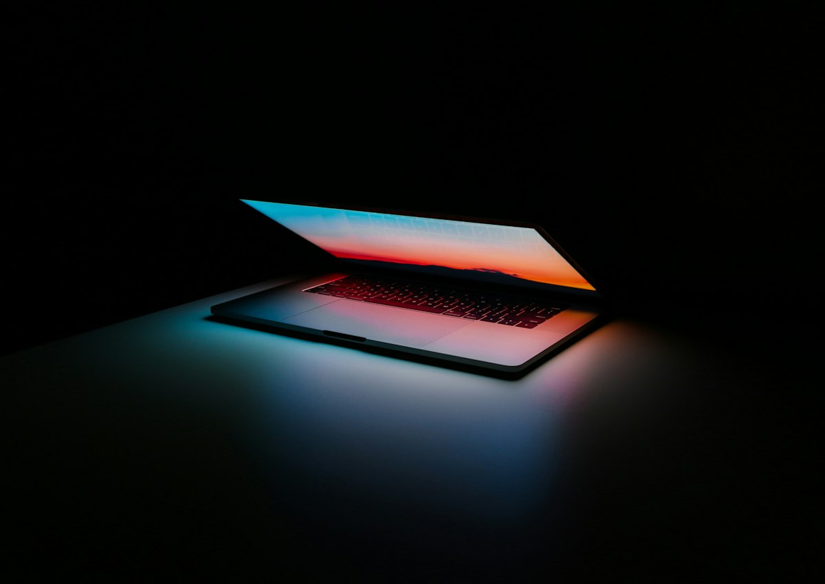 Laptop aperto su una scrivania, simbolo dell'intelligenza artificiale eseguita in locale