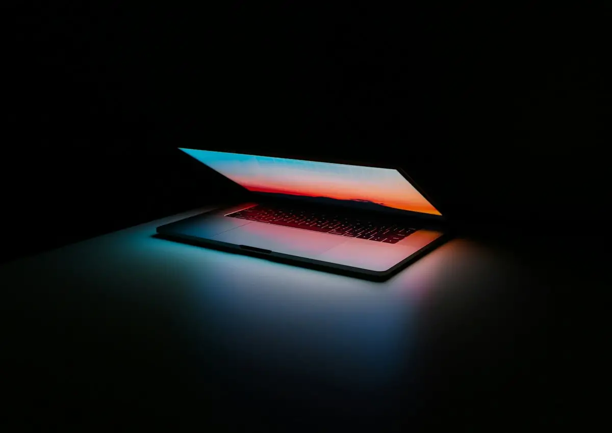 Laptop aperto su una scrivania, simbolo dell'intelligenza artificiale eseguita in locale