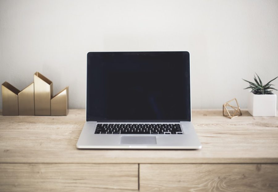 Computer portatile su una scrivania mentre esegue un modello linguistico AI in locale