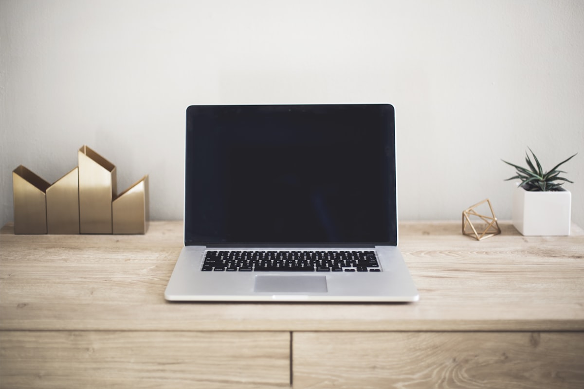 Computer portatile su una scrivania mentre esegue un modello linguistico AI in locale