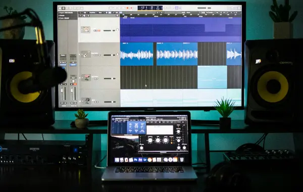 Studio di produzione musicale con software su computer, a rappresentare la generazione musicale con l'AI di Lyria 3.5 nell'app Gemini