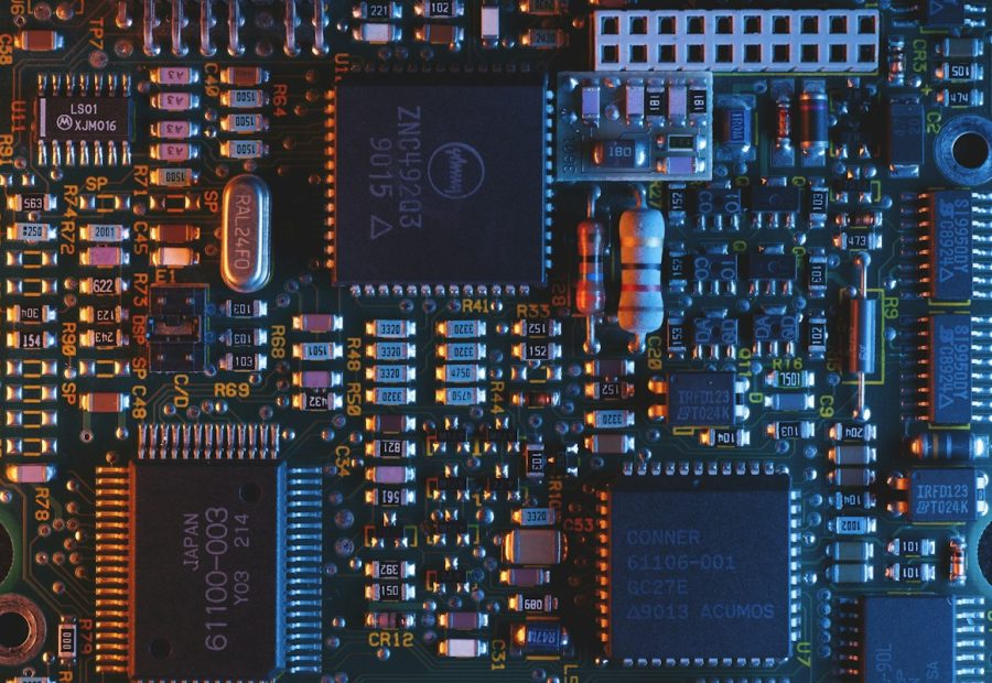 Primo piano di un microchip processore su scheda elettronica, a rappresentare il SoC MediaTek Dimensity 9600 Pro