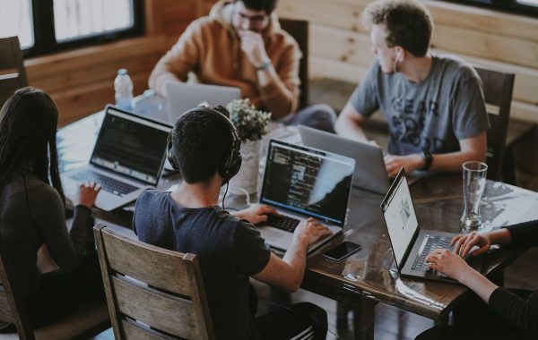 Team di lavoro in una riunione in ufficio, a rappresentare la gestione dei manager nella divisione Applied AI di Meta