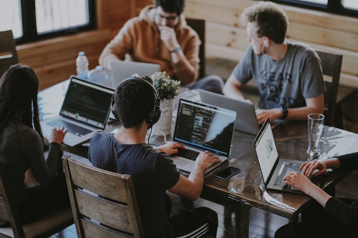 Team di lavoro in una riunione in ufficio, a rappresentare la gestione dei manager nella divisione Applied AI di Meta