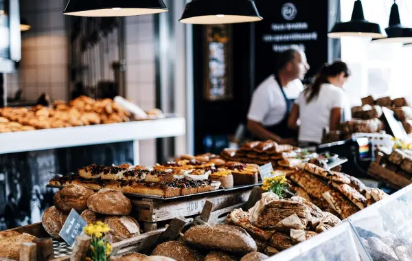 Pane esposto sul bancone di una piccola panetteria, simbolo delle PMI a cui Meta propone Muse for Small Business
