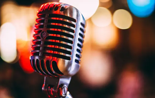 Microfono da studio che rappresenta la trascrizione vocale in tempo reale di Meta Muse Voice Transcribe