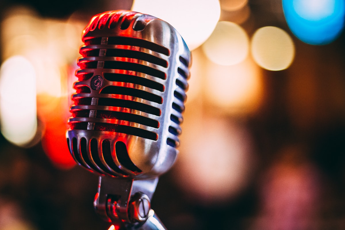 Microfono da studio che rappresenta la trascrizione vocale in tempo reale di Meta Muse Voice Transcribe