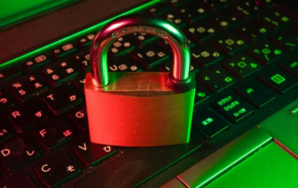 Lucchetto digitale su circuito, simbolo della sicurezza informatica degli agenti AI