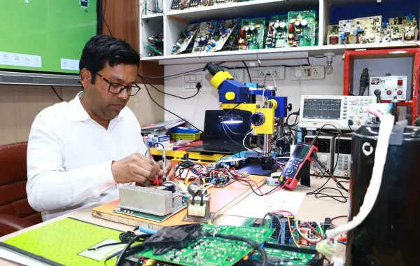 Primo piano di un circuito elettronico, simbolo dei chip per l'AI locale sul PC