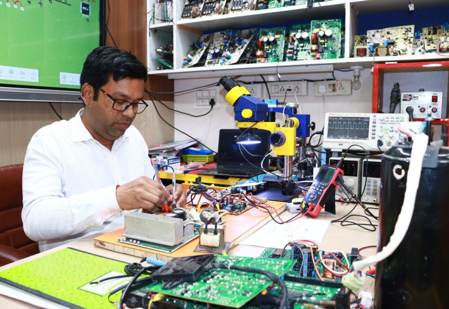 Primo piano di un circuito elettronico, simbolo dei chip per l'AI locale sul PC