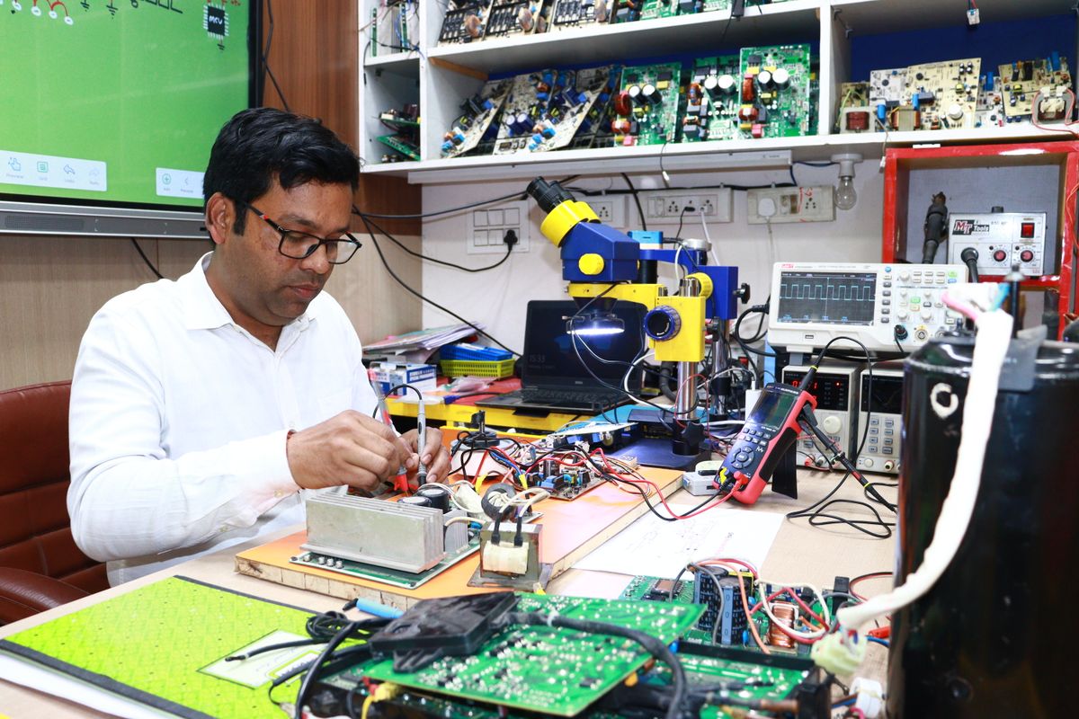 Primo piano di un circuito elettronico, simbolo dei chip per l'AI locale sul PC
