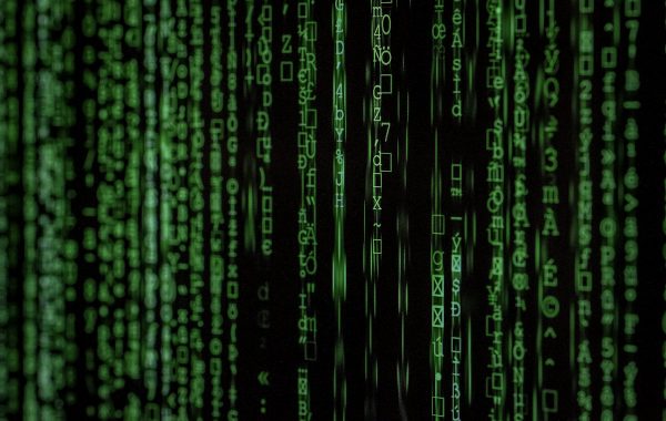 Codice informatico su schermo, simbolo delle minacce cyber e della sicurezza dell'intelligenza artificiale