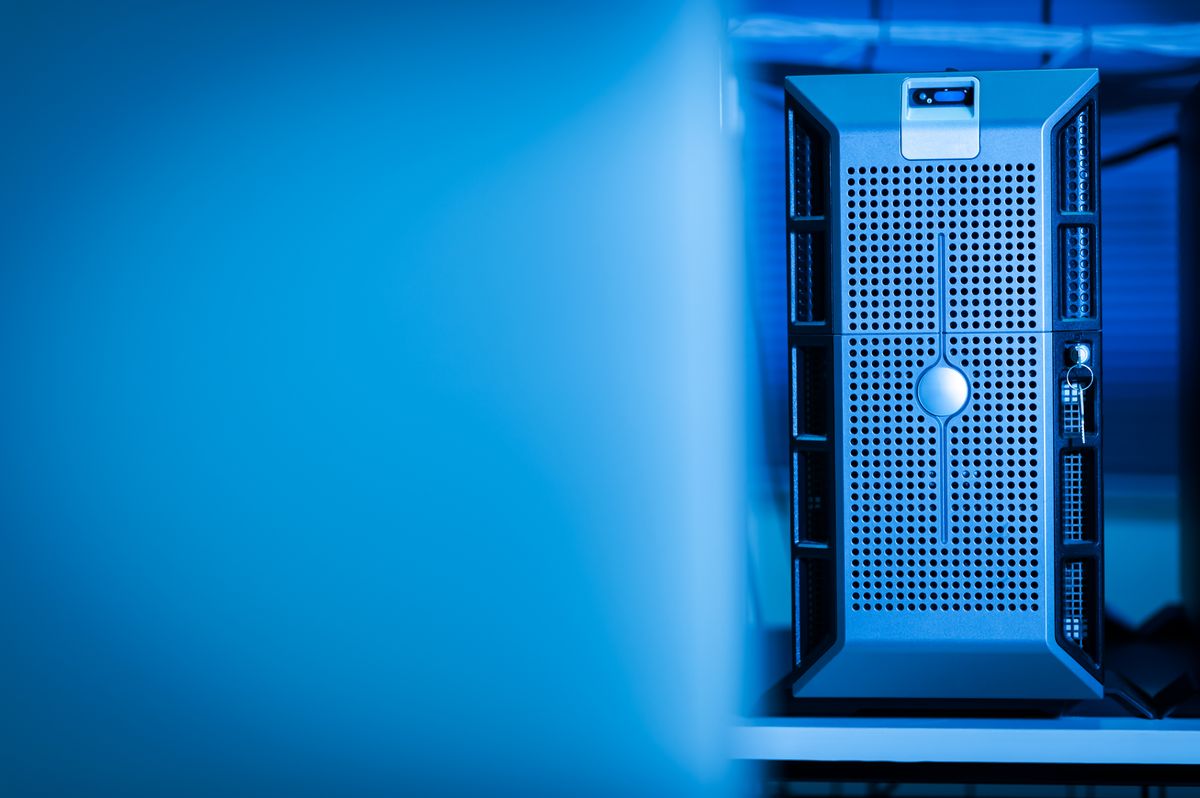 Data center con server, infrastruttura tipica per l'MLOps e il machine learning in produzione