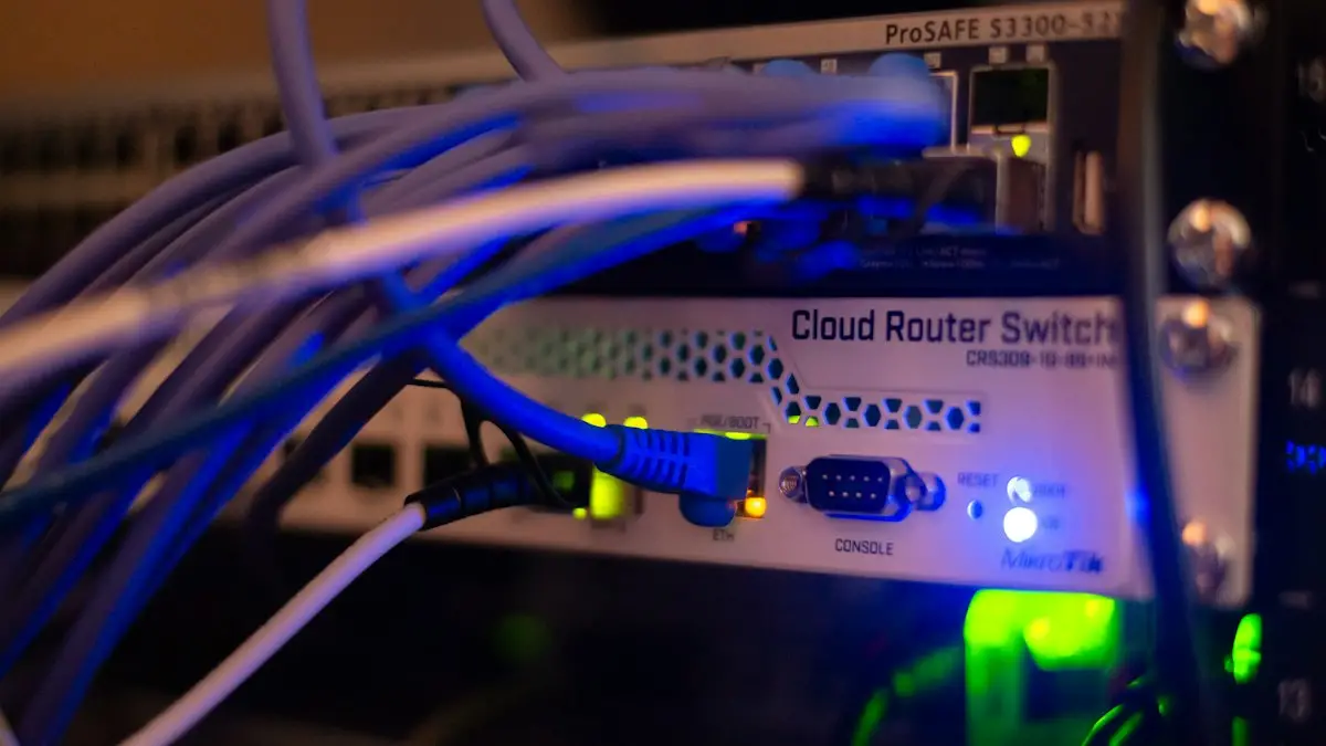 Primo piano di cavi di rete collegati a uno switch in un data center, simbolo della sicurezza degli agenti AI