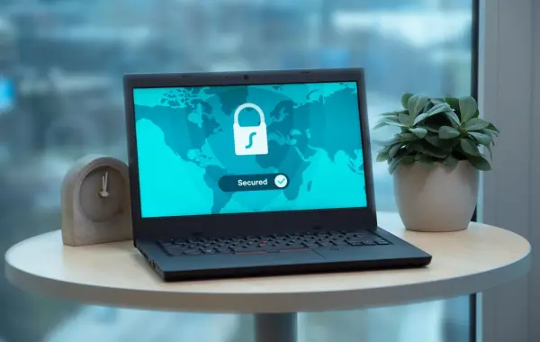 Lucchetto digitale e codice su schermo, simbolo di sicurezza informatica e accesso ai dati