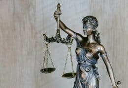 Statua della Giustizia con bilancia, simbolo del diritto e dell AI legale di OpenAI Astra for Law