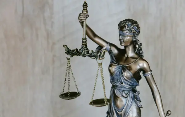 Statua della Giustizia con bilancia, simbolo del diritto e dell AI legale di OpenAI Astra for Law