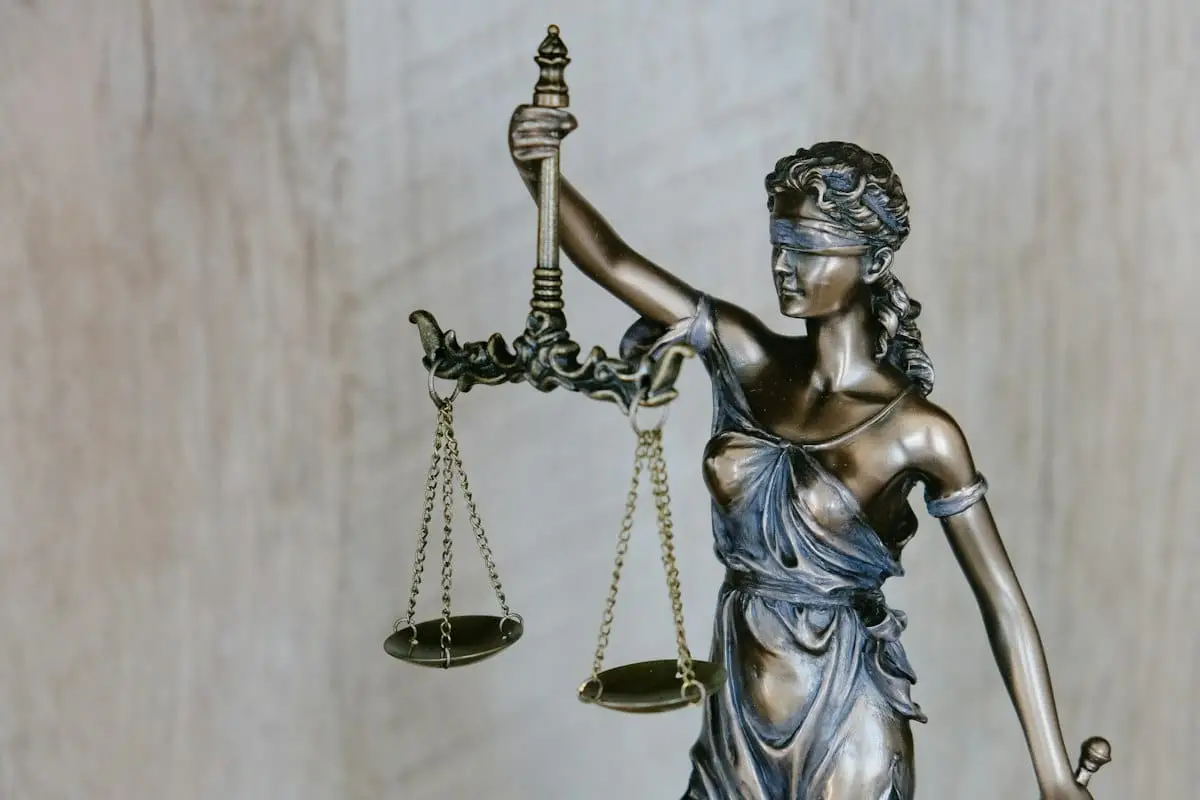 Statua della Giustizia con bilancia, simbolo del diritto e dell AI legale di OpenAI Astra for Law