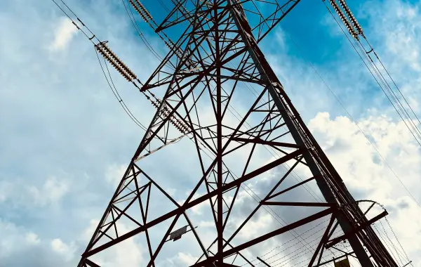 Linea elettrica ad alta tensione contro il cielo, simbolo delle infrastrutture civili da proteggere