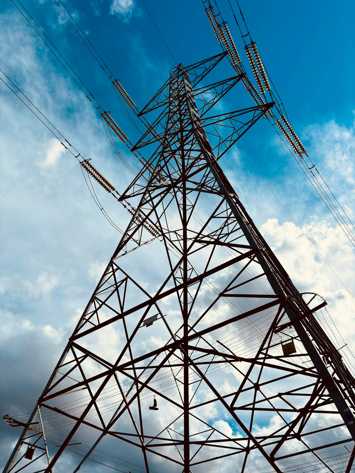 Linea elettrica ad alta tensione contro il cielo, simbolo delle infrastrutture civili da proteggere