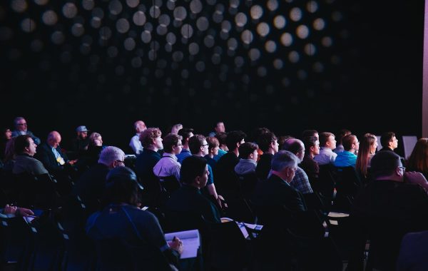 Sviluppatori riuniti in platea a una conferenza di tecnologia