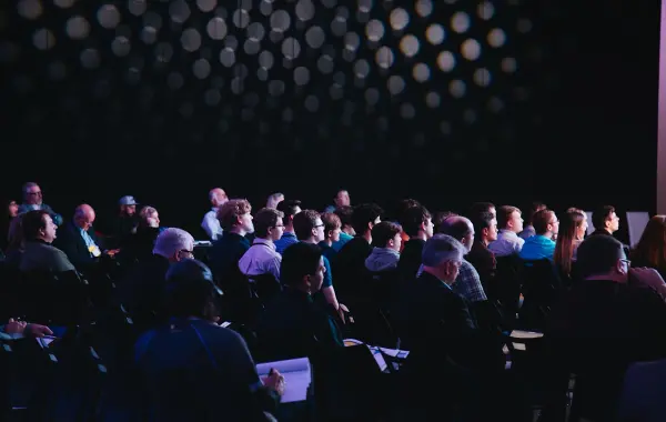 Sviluppatori riuniti in platea a una conferenza di tecnologia